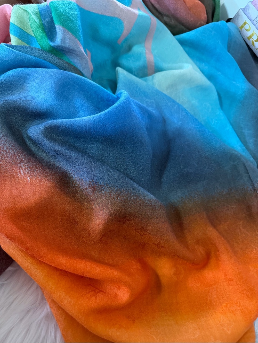 Louis Vuitton Multicolor Gradient Monogram Scarf. - Picture 5 of 16